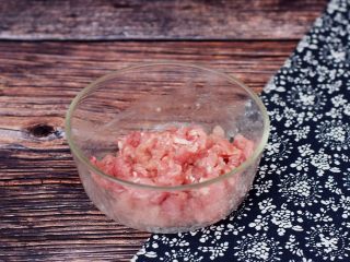 2、杏鲍菇小炒肉,猪肉洗净切成条，加入料酒、盐、淀粉、食用油抓匀腌制10分钟