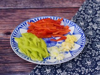 4、杏鲍菇小炒肉,青红椒洗净切成条，葱姜蒜切末