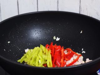 8、杏鲍菇小炒肉,放入青红椒