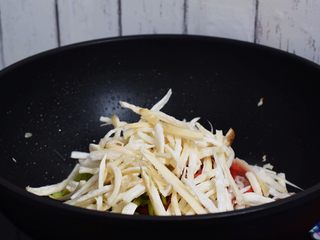 9、杏鲍菇小炒肉,放入杏鲍菇翻炒至杏鲍菇变软