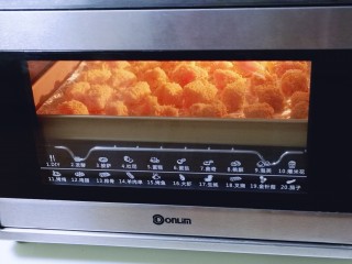 12、简单自制零食 无油版低脂劲爆鸡米花,选12烤鸡翅功能，上下火200度看120分钟。(具体时间及温度请根据自家烤箱性能另定)