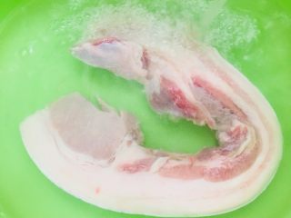 2、白切肉,用清水冲洗干净