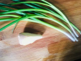 3、白切肉,准备葱姜