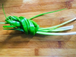 5、白切肉,葱洗净打成结