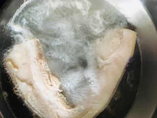 7、白切肉,焯一下水