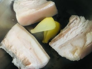 10、白切肉,放入姜片
