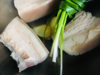 11、白切肉,放入葱结