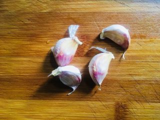 15、白切肉,利用煮肉的时间来调个汁，准备几瓣大蒜