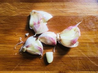 16、白切肉,洗净后用刀拍扁