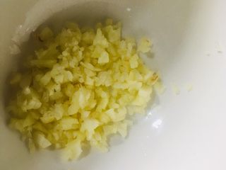 17、白切肉,再切成末备用