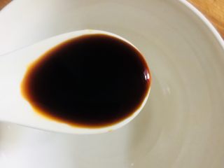 18、白切肉,取一个干净的小碗，放入适量的生抽