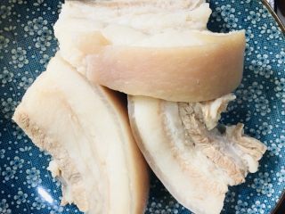 26、白切肉,把煮好的肉捞出放凉