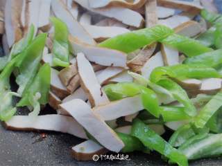 5、青椒炒豆干,待香料炸出香味放豆干、青椒一起炒几下