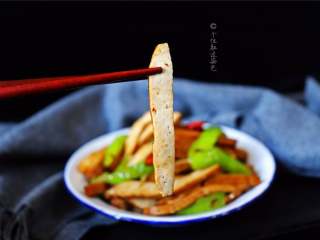 7、青椒炒豆干,很普通的青椒炒豆腐干，口感味道都出奇的好！香香的米饭杀手