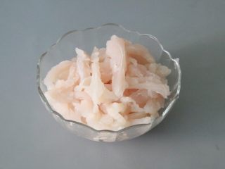 2、水煮鱼片,巴沙鱼洗净,切小片。