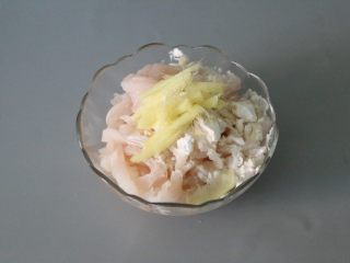 4、水煮鱼片,放入切好的姜丝。