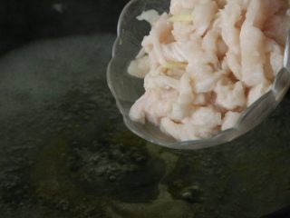 8、水煮鱼片,将腌制好的巴沙鱼放入热水中,八九分熟后立即捞出。