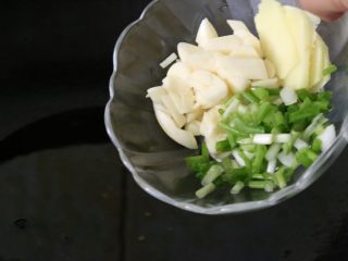 12、水煮鱼片,锅底放油,下入葱姜蒜煸炒。