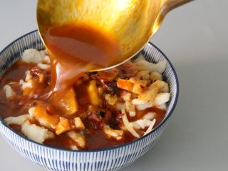 15、水煮鱼片,将汤汁淋入放好巴沙鱼的碗中。