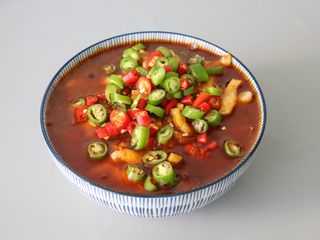 16、水煮鱼片,表面撒上小米辣椒。