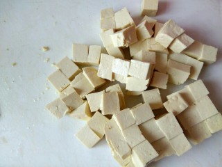 1、香辣肉沫豆腐,豆腐切小块