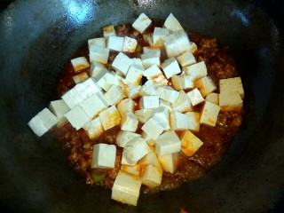 8、香辣肉沫豆腐,加入豆腐