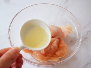 3、蜜汁鸡胸肉,加入料酒