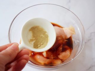 7、蜜汁鸡胸肉,加入胡椒粉