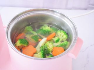 11、蜜汁鸡胸肉,锅中烧开水，放入西兰花和胡萝卜焯熟后捞出放入盘中