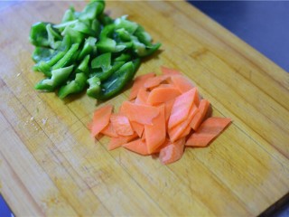 3、溜肉段,青椒和胡萝卜切片