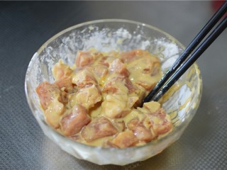 6、溜肉段,再加入淀粉，拌匀