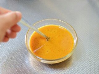 7、溜肉段,酱汁的所有材料放入一个小碗拌匀备用。