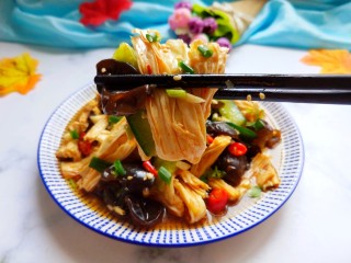 1、凉拌木耳腐竹,美美图片来一张,特别好吃!