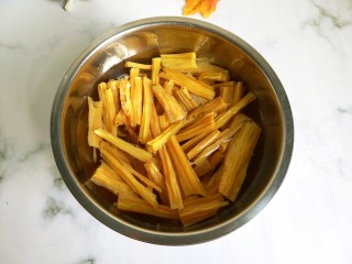 4、凉拌木耳腐竹,腐竹折小段,提前用清水浸泡。