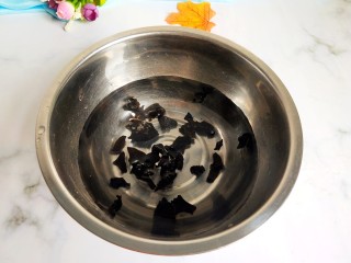 5、凉拌木耳腐竹,木耳提前泡发。