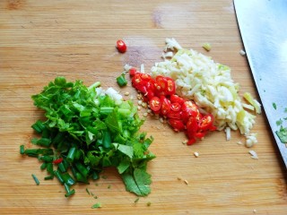 7、凉拌木耳腐竹,生姜大蒜切丁,小米椒切圈,香葱,香菜切碎。