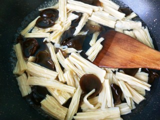 8、凉拌木耳腐竹,锅内放清水,水开后放木耳腐竹,焯水一分钟捞出,沥干水分。