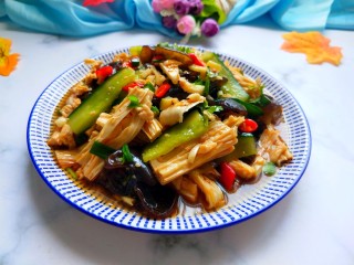 21、凉拌木耳腐竹,装盘,好吃又下饭!