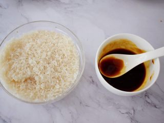 3、土豆腊肠焖饭,大米淘洗干净，把蚝油、味极鲜酱油、盐放入碗中调成酱汁备用