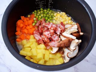 6、土豆腊肠焖饭,再把所有的材料摆放进去