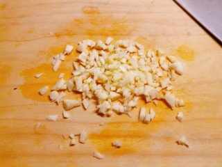 4、剁椒鲫鱼,蒜切碎