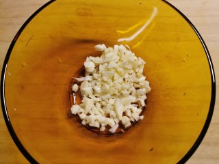 5、剁椒鲫鱼,蒜末放入碗里