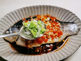 13、剁椒鲫鱼,时间到 取出 撒上葱碎