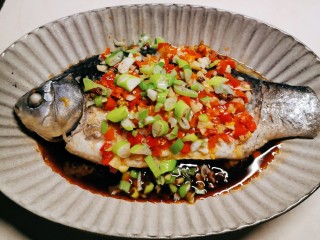 15、剁椒鲫鱼,热油激发了葱的香味 很香