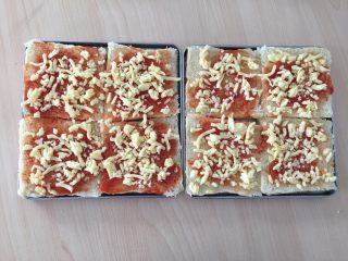 2、自制三明治,吐司片抹上番茄酱，撒上芝士碎。