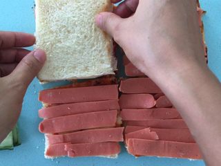 9、自制三明治,接着放白吐司。