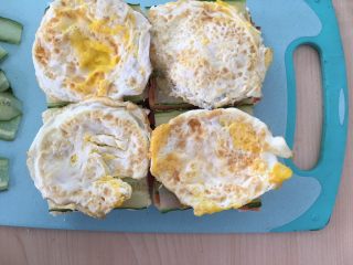 11、自制三明治,铺上荷包蛋。