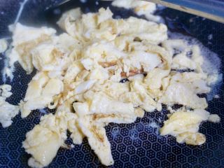 7、秋葵炒鸡蛋,用铲子把它铲碎