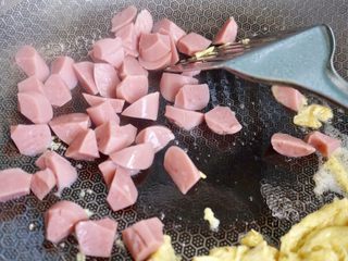 8、秋葵炒鸡蛋,用残留的油把火腿肠煎一下。