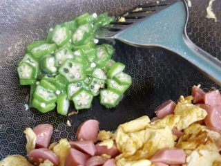 9、秋葵炒鸡蛋,接着把秋葵加入。